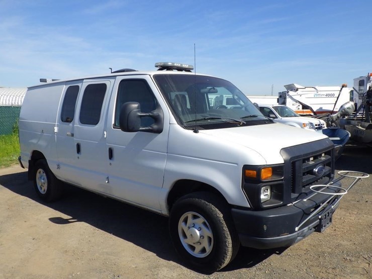 2011-ford-econoline-350-image-2