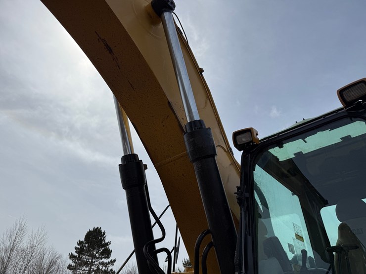 caterpillar-330d-image-32