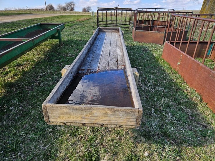 #548-•-16'-wooden-feed-bunk-image-2