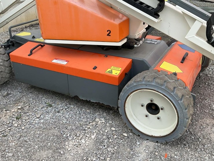 #311-•-snorkel-38'-articulating-lift-image-6