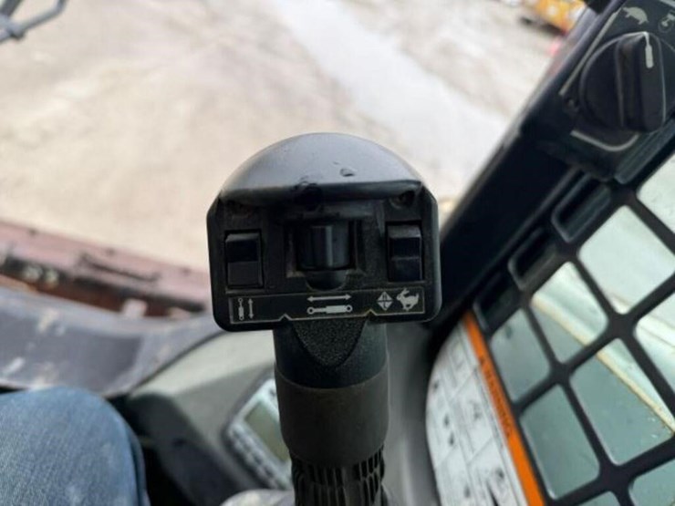 2016-bobcat-t750-image-11