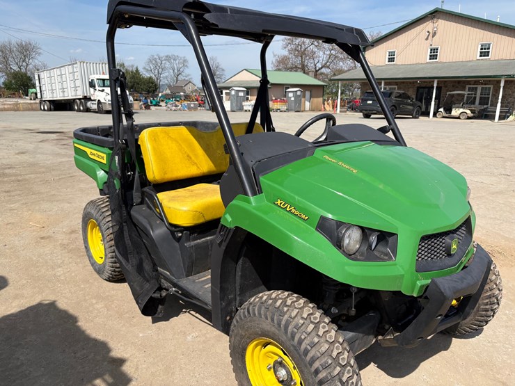 2022-john-deere-gator-image-4