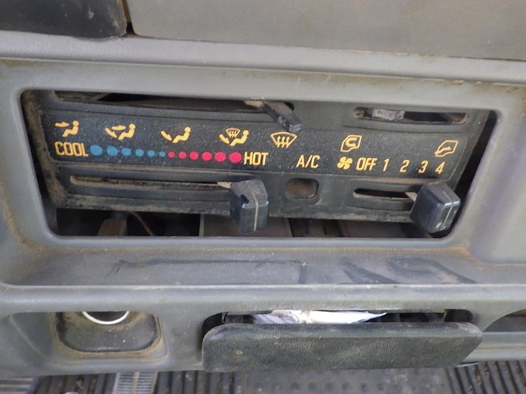 2005-isuzu-nqr-image-31