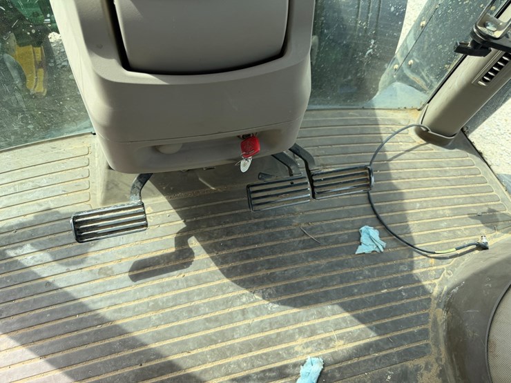 2012-john-deere-8235r-image-60