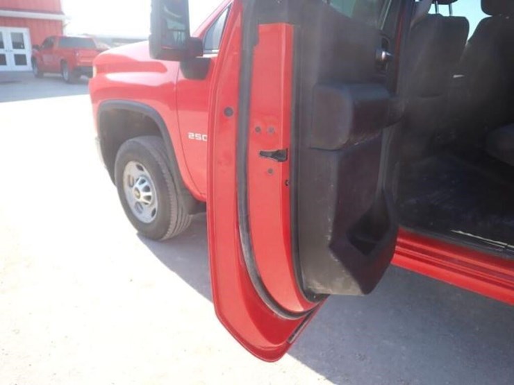 2022-chevrolet-2500hd-image-31