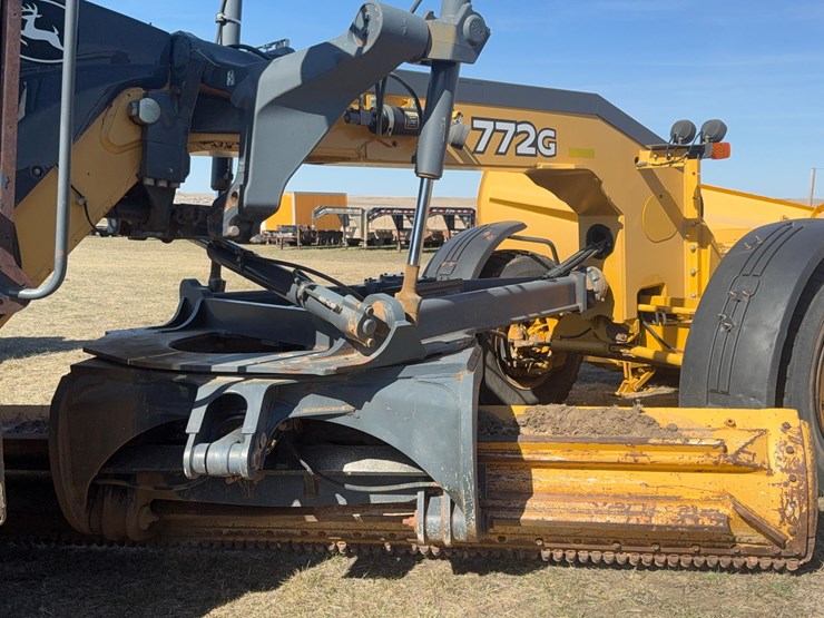 2018-deere-772g-image-32