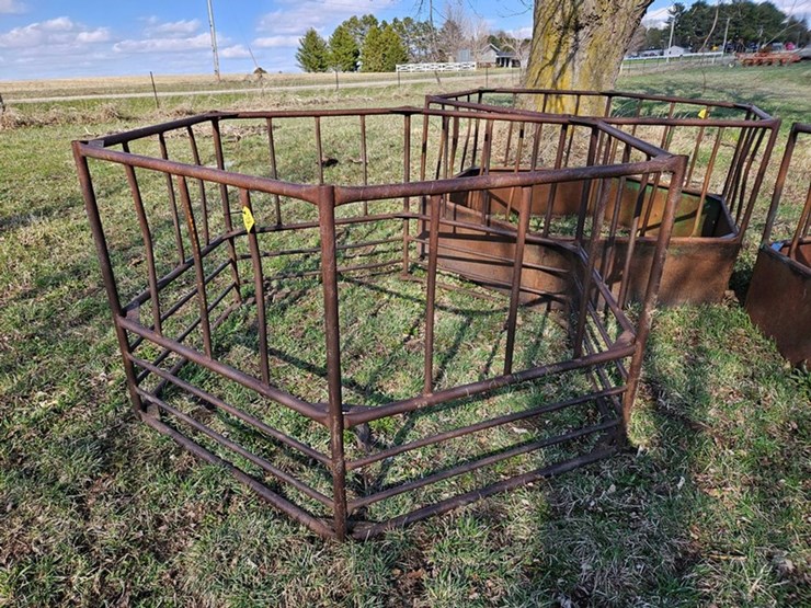 #546-•-round-bale-feeder-image-1