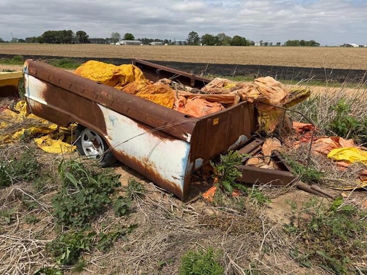 #45266-•-8.5'-bed-trailer-w/levee-spills-image-2