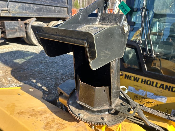 new-holland-l216-image-15