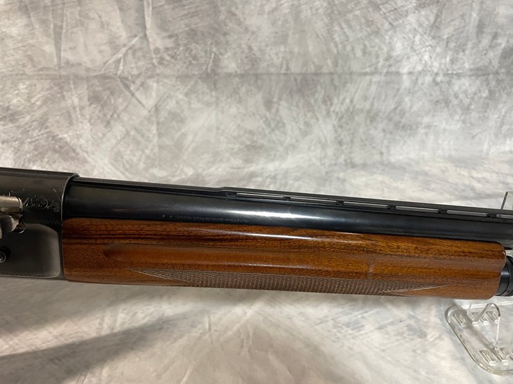 #3761-•-browning-light-12-12-gauge-semi-auto-shotgun,-sn:-41213-(arcadia,-wi)-image-9