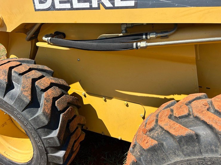 2008-deere-332-image-27