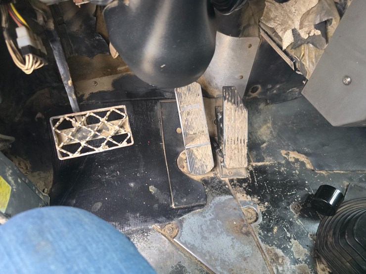 2003-mack-rd688s-image-101