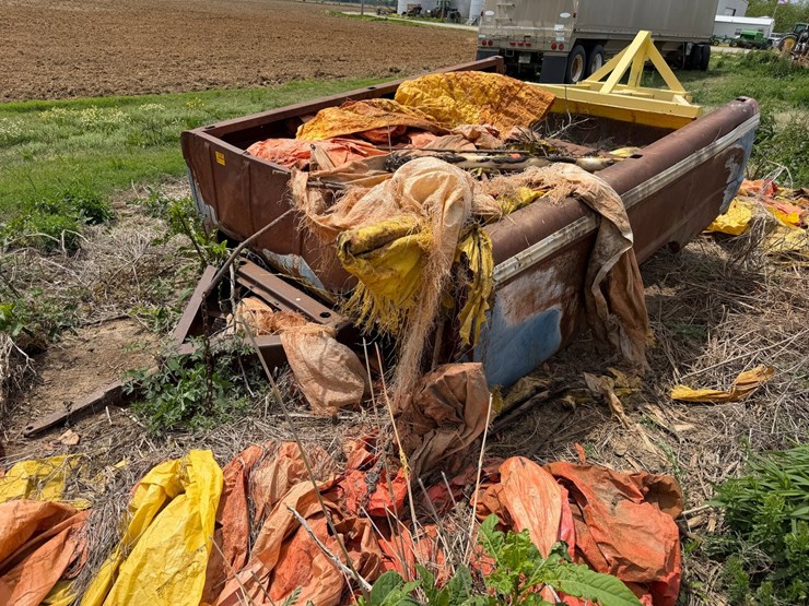 #45266-•-8.5'-bed-trailer-w/levee-spills-image-1