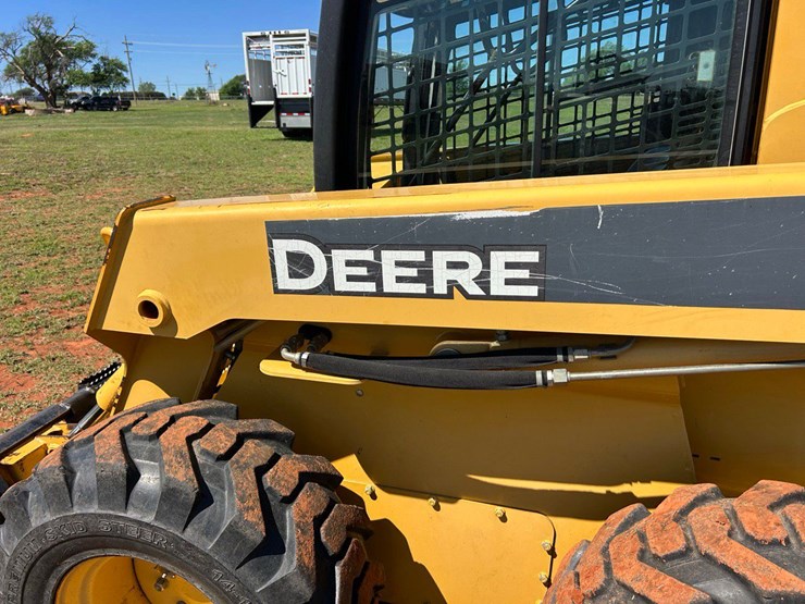2008-deere-332-image-28