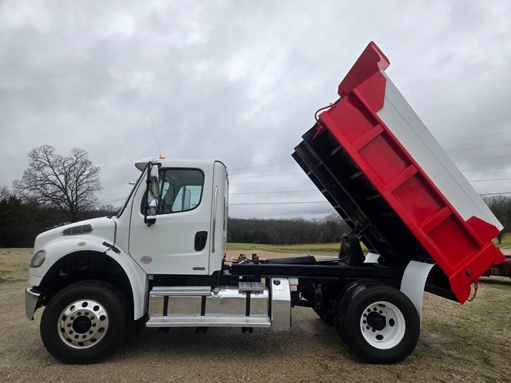 2012-freightliner-m2-106-image-25