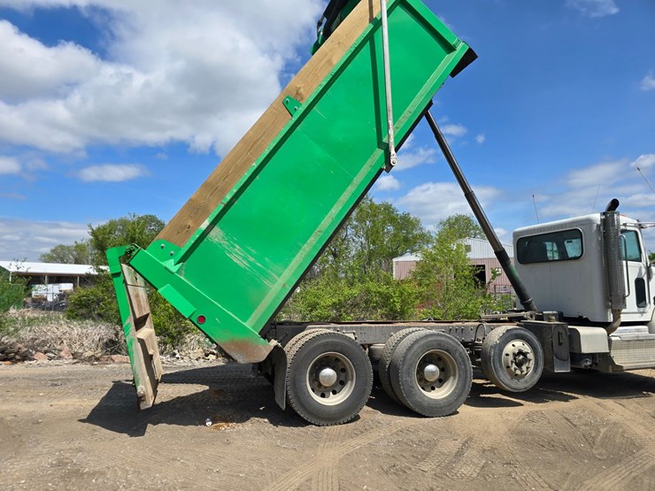 2017-peterbilt-348-image-59