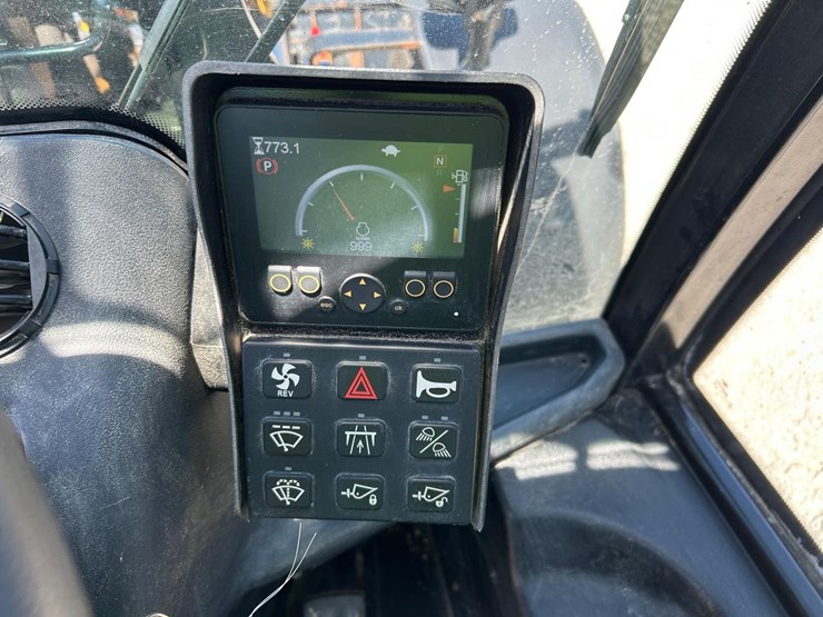 2022-gehl-al750-image-16