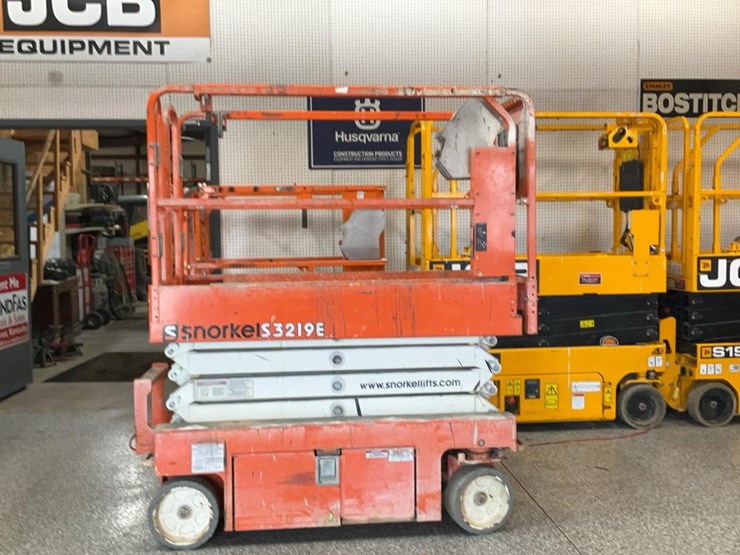 #423-•-2019-snorkel-19'-scissor-lift-image-1