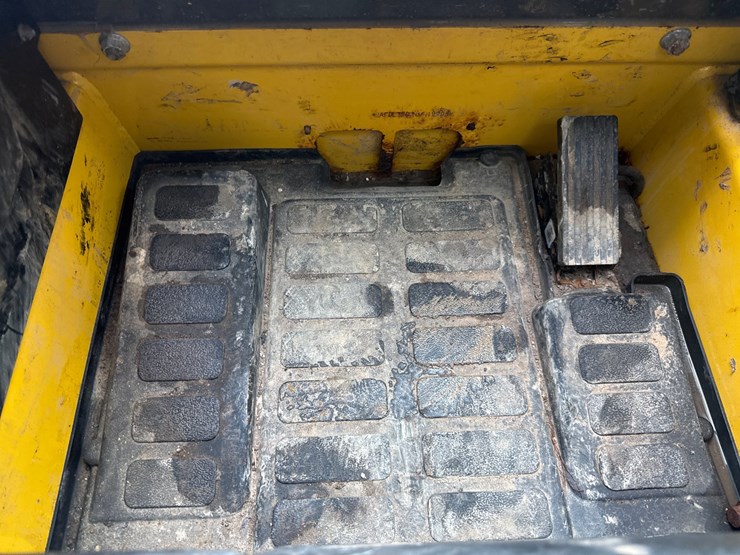 new-holland-l320-image-29