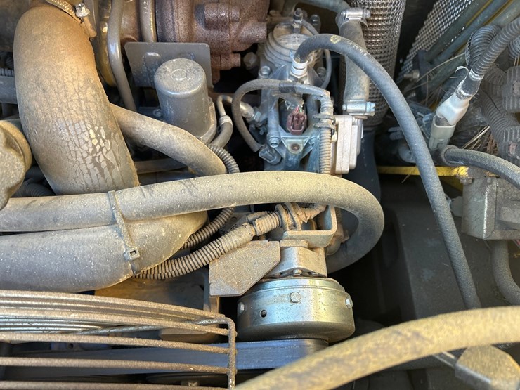 new-holland-l216-image-39