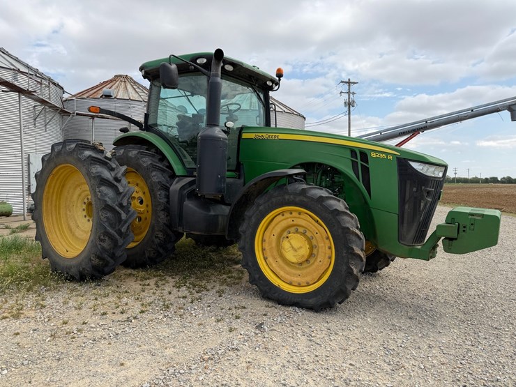 2012-john-deere-8235r-image-2