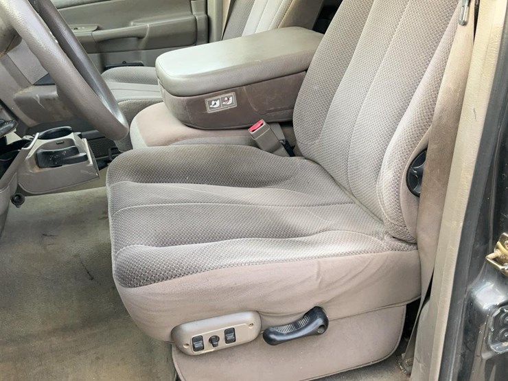 2004-dodge-2500-image-12