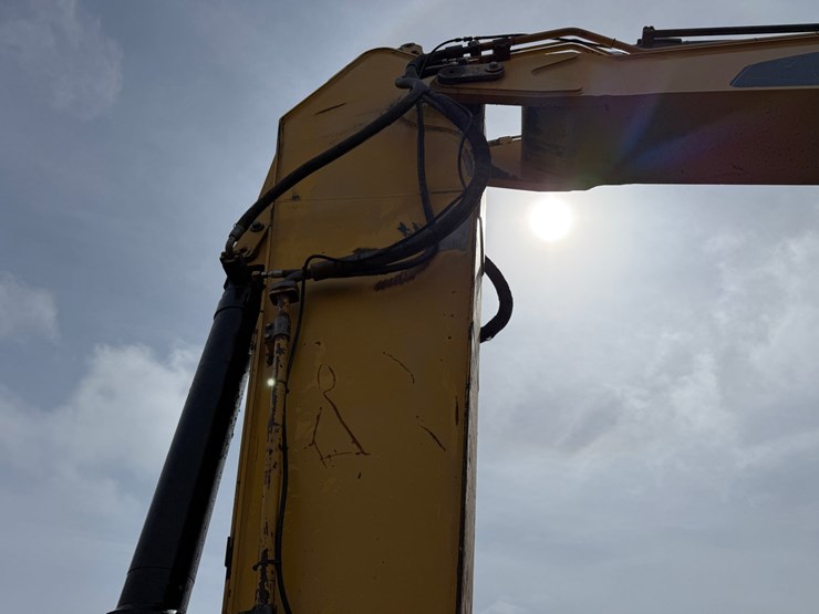 caterpillar-330d-image-19