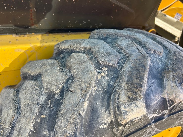 new-holland-l216-image-65