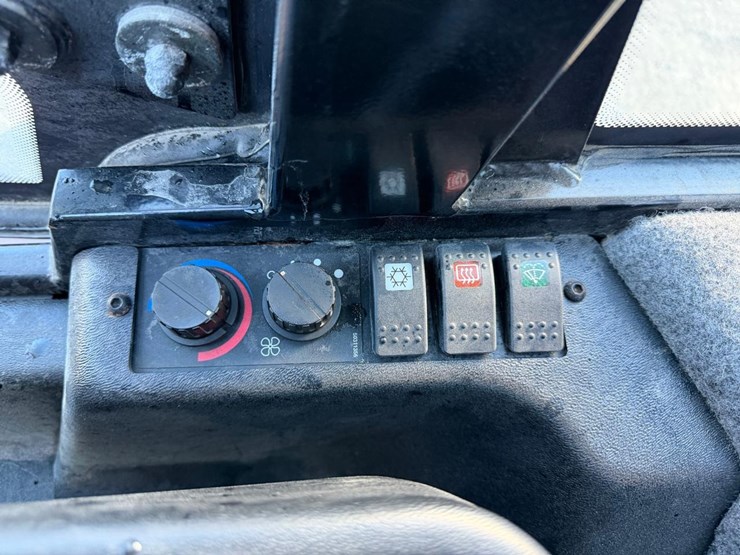 2022-gehl-al750-image-51