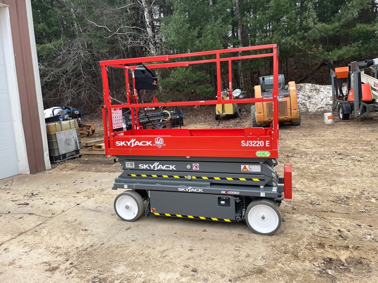 #7514a-•-2025-skyjack-sj3220e-electric-scissor-lift-image-1