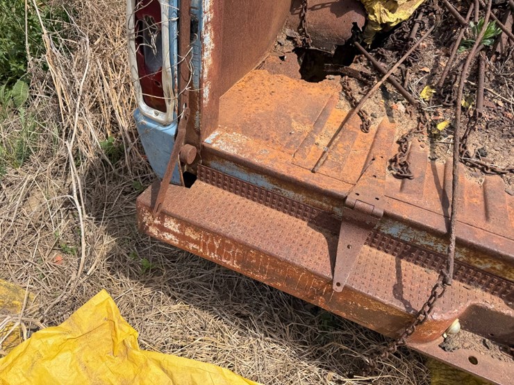 #45266-•-8.5'-bed-trailer-w/levee-spills-image-12