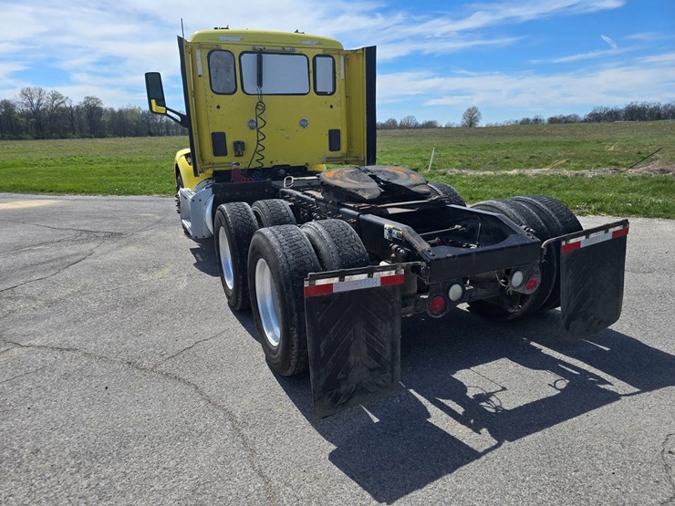 2017-peterbilt-579-image-10