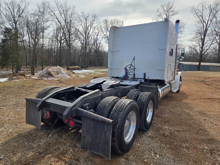 2014-peterbilt-389-image-19