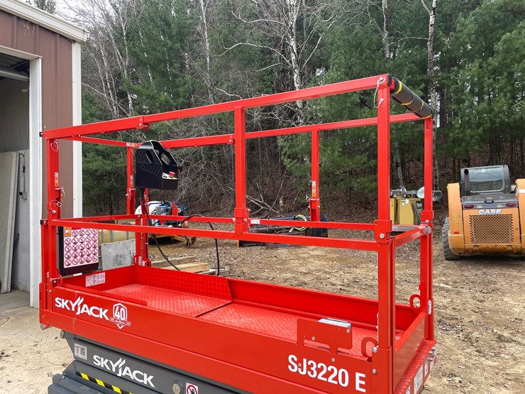 #7514a-•-2025-skyjack-sj3220e-electric-scissor-lift-image-11