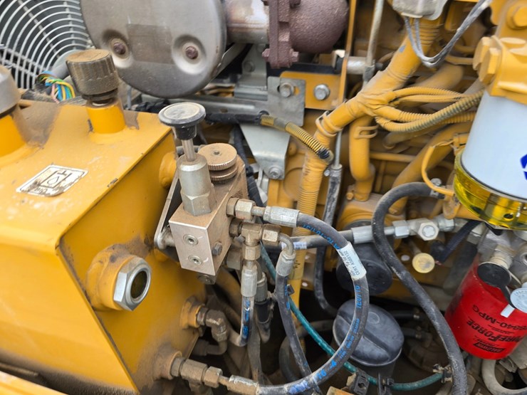 2018-caterpillar-cc24b-image-22