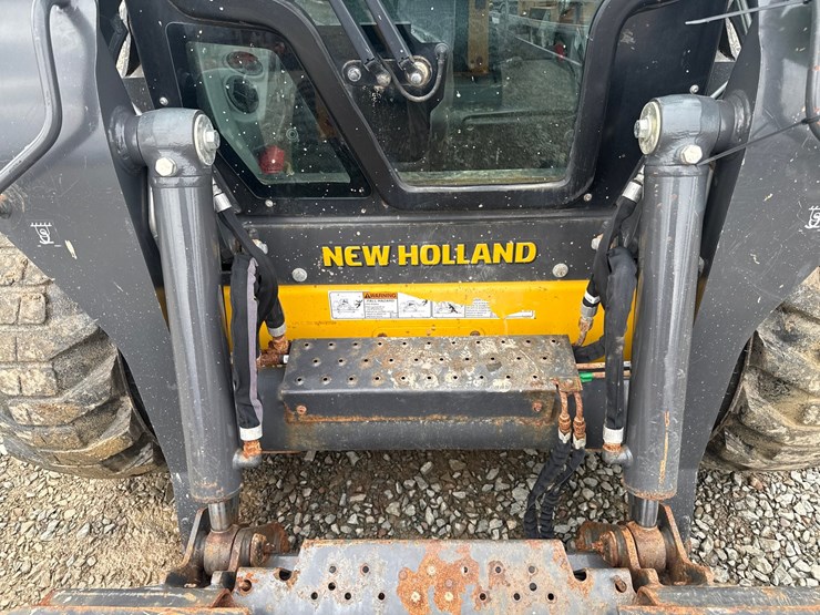 new-holland-l320-image-12