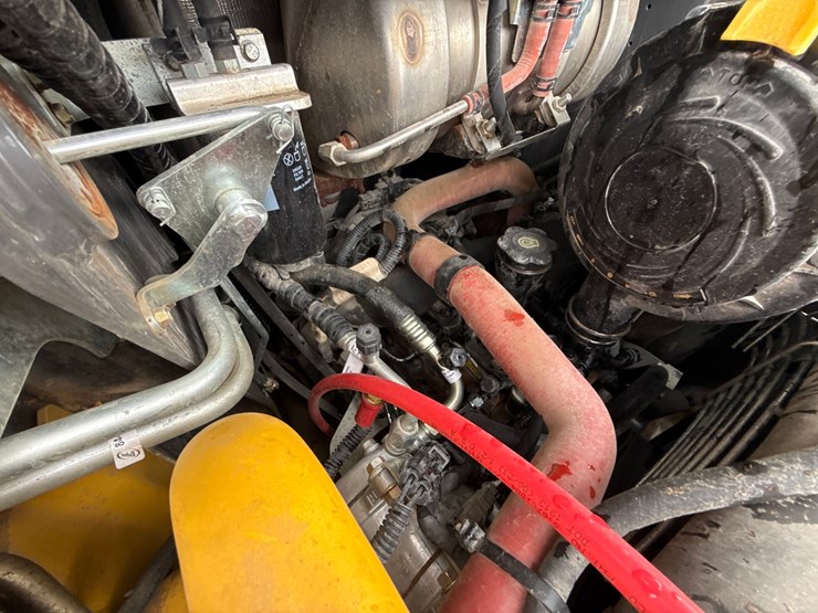 new-holland-l320-image-25