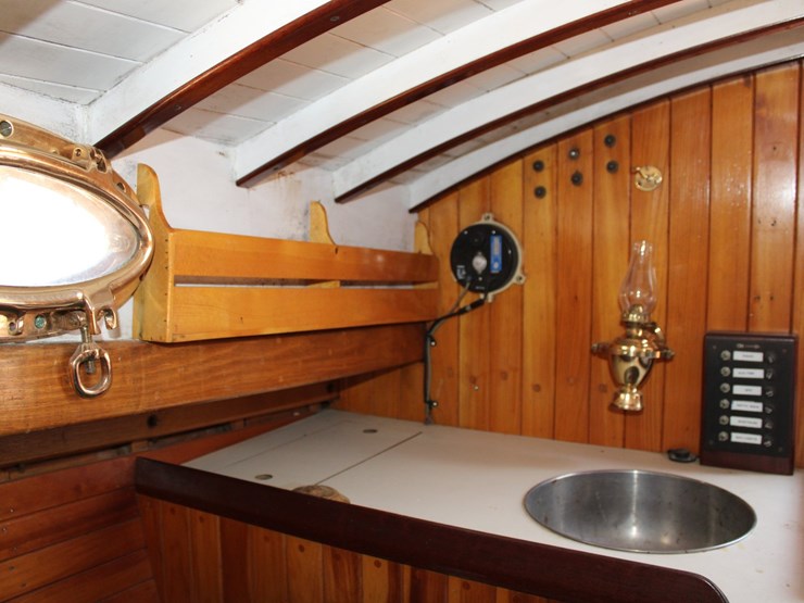 #9545-•-grimmalkin-–-18'-fenwick-williams-classic-wooden-catboat-w/-trailer-image-71