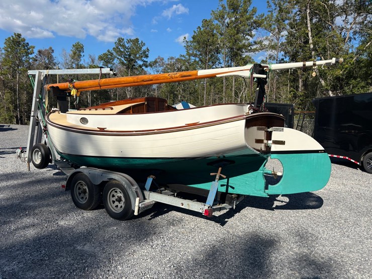 #9545-•-grimmalkin-–-18'-fenwick-williams-classic-wooden-catboat-w/-trailer-image-5