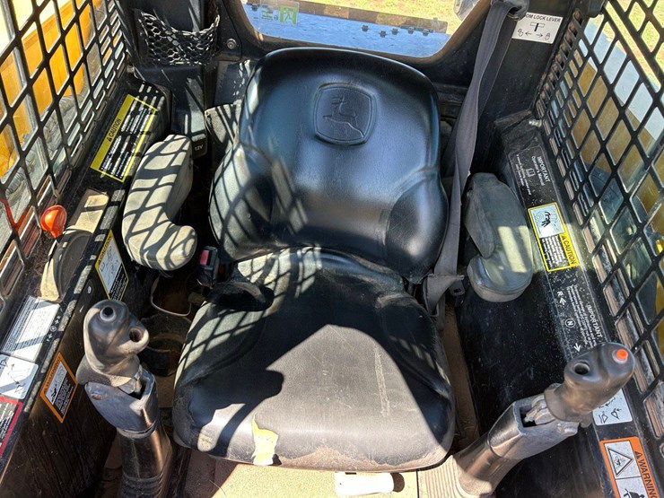 2008-deere-332-image-17