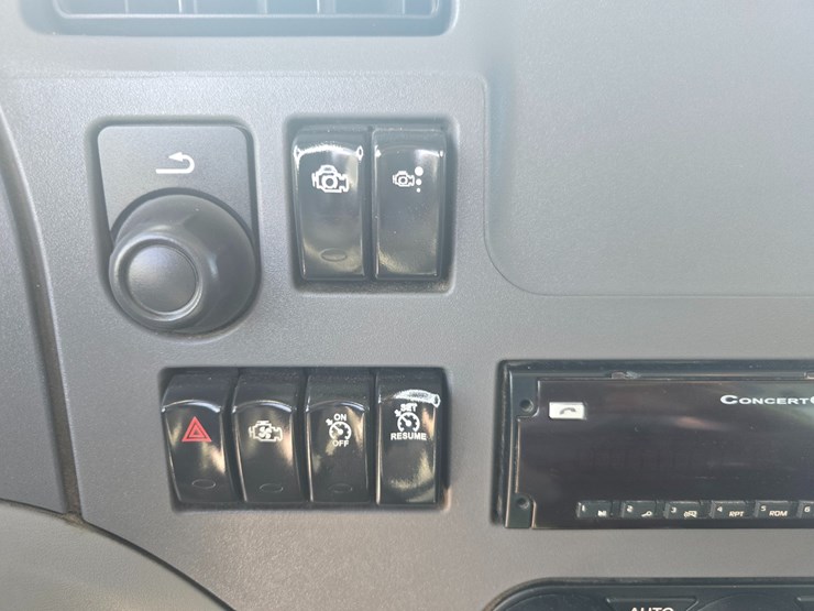 2017-peterbilt-579-image-50