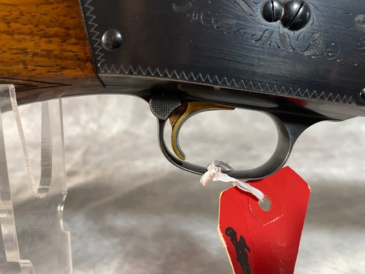 #3761-•-browning-light-12-12-gauge-semi-auto-shotgun,-sn:-41213-(arcadia,-wi)-image-8