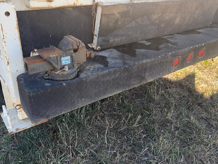 2000-freightliner-fl60-image-28