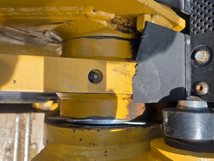 2014-caterpillar-953d-image-94