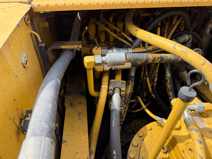 caterpillar-330d-image-69