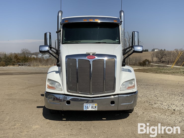 2016-peterbilt-579-image-2
