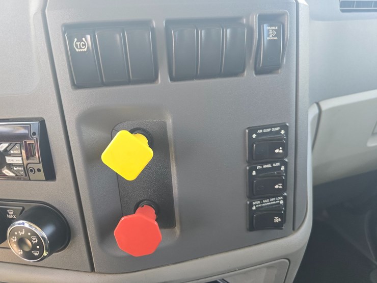 2017-peterbilt-579-image-51