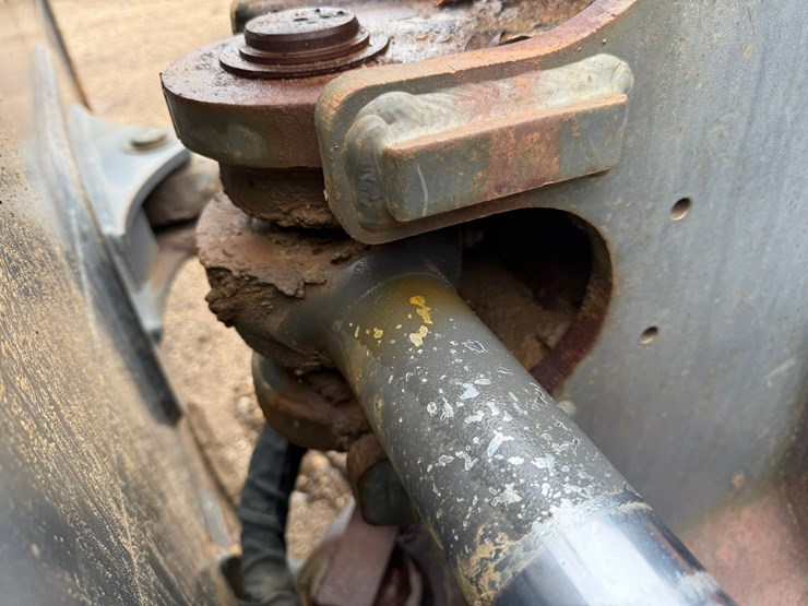 2016-case-1650m-image-19