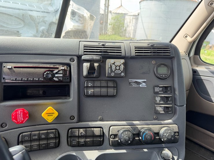 #45283-•-2016-freightliner-cascadia-daycab-truck-tractor-vin:-3akjgedv9gsgy4090-image-62