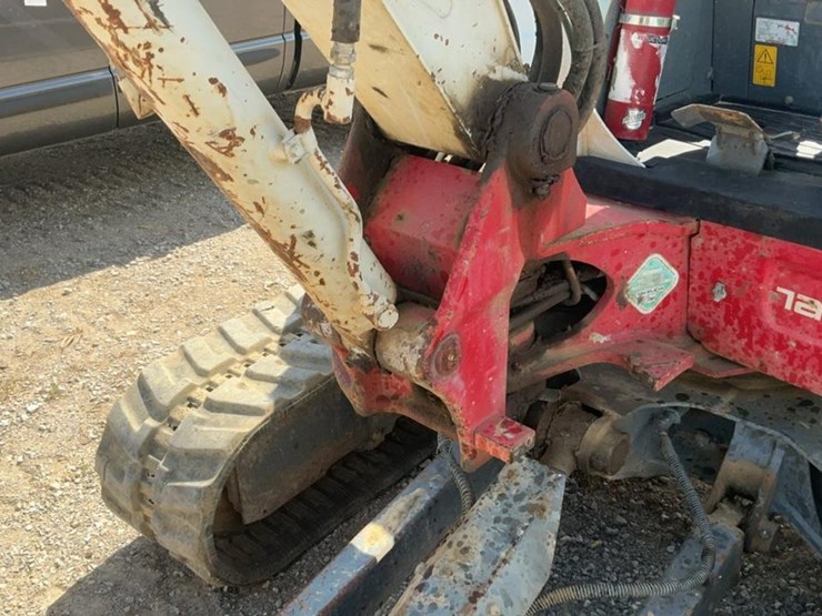 2017-takeuchi-tb240-image-42